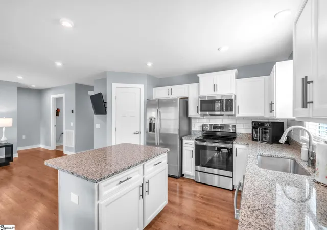 Photo 3 of Single family home for sale at 118 Timberwild Dr, Greenville, SC 29605 | MLS# 1595438 | Listing updated on 2026-09-09