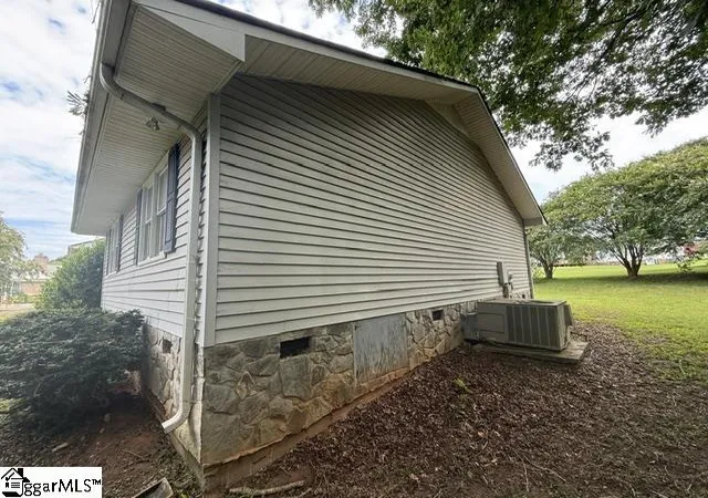 Photo 2 of Single family home for sale at 48 N Windward Ct, Taylors, SC 29687 | MLS# 1602056 | Listing updated on 2026-09-01