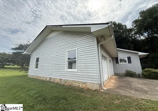 Photo 4 of Single family home for sale at 48 N Windward Ct, Taylors, SC 29687 | MLS# 1602056 | Listing updated on 2026-09-01
