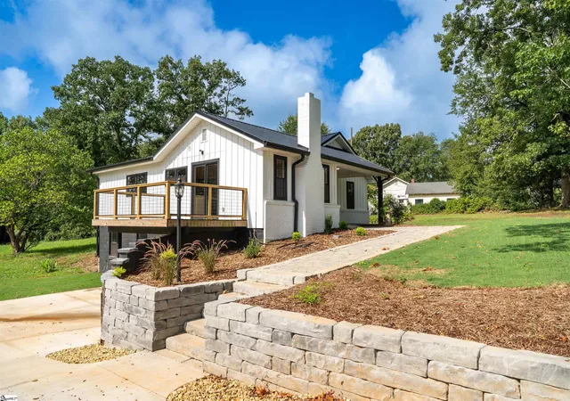 Photo 2 of Single family home for sale at 550 Landrum Mill Rd, Landrum, SC 29356 | MLS# 1600006 | Listing updated on 2026-08-10
