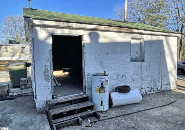 Photo 3 of Single family home for sale at 405 E Frederick St, Gaffney, SC 29340 | MLS# 1577319 | Listing updated on 2025-12-17
