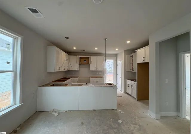 Photo 4 of Single family home for sale at 8 Whirlwind Wy, Simpsonville, SC 29681 | MLS# 1599724 | Listing updated on 2026-10-23