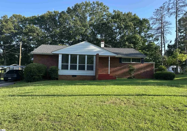 Photo 1 of Single family home for sale at 9 Woodmont Cir, Greenville, SC 29605 | MLS# 1602338 | Listing updated on 2026-08-31