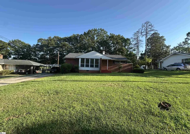 Photo 2 of Single family home for sale at 9 Woodmont Cir, Greenville, SC 29605 | MLS# 1602338 | Listing updated on 2026-08-31