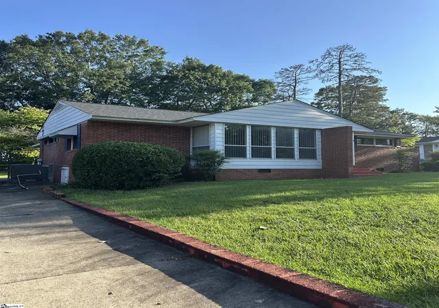 Photo 3 of Single family home for sale at 9 Woodmont Cir, Greenville, SC 29605 | MLS# 1602338 | Listing updated on 2026-08-31