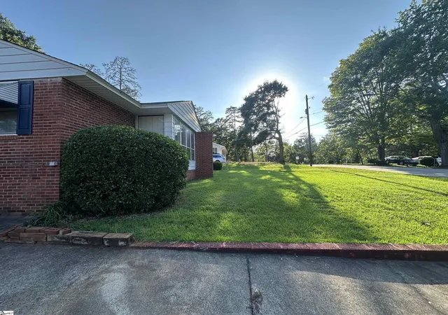 Photo 3 of Single family home for sale at 9 Woodmont Cir, Greenville, SC 29605 | MLS# 1602338 | Listing updated on 2026-08-31