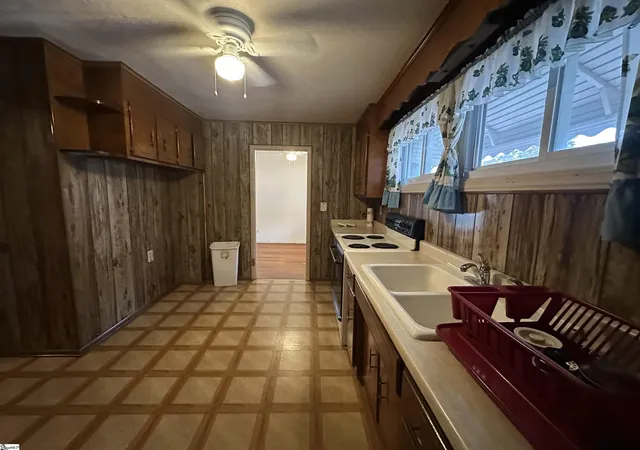 Photo 4 of Single family home for sale at 9 Woodmont Cir, Greenville, SC 29605 | MLS# 1602338 | Listing updated on 2026-08-31