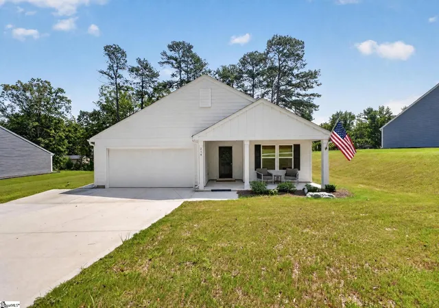 Photo 1 of Single family home for sale at 214 Woodfield Ave, Fountain Inn, SC 29644 | MLS# 1600835 | Listing updated on 2026-08-15