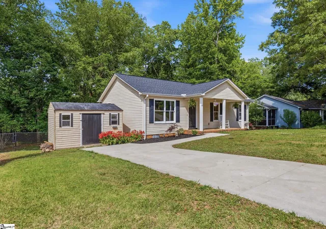 Photo 2 of Single family home for sale at 323 Pinonwood Dr, Simpsonville, SC 29680 | MLS# 1602241 | Listing updated on 2026-08-31