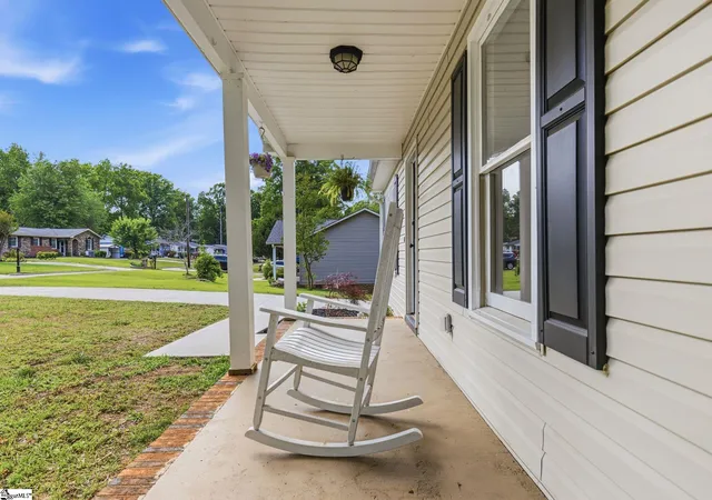 Photo 3 of Single family home for sale at 323 Pinonwood Dr, Simpsonville, SC 29680 | MLS# 1602241 | Listing updated on 2026-08-31
