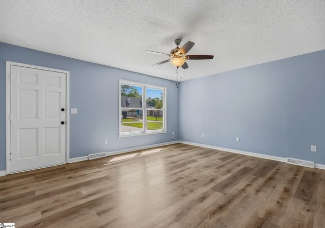 Photo 4 of Single family home for sale at 323 Pinonwood Dr, Simpsonville, SC 29680 | MLS# 1602241 | Listing updated on 2026-08-31