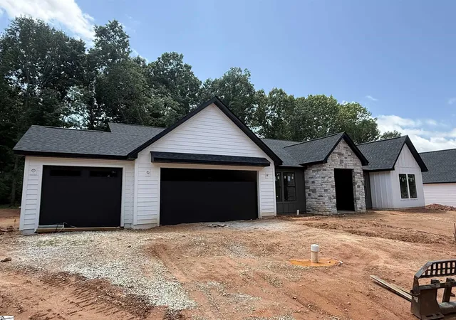 Photo 2 of Single family home for sale at 3 Inverray Dr, Taylors, SC 29687 | MLS# 1584228 | Listing updated on 2026-07-26