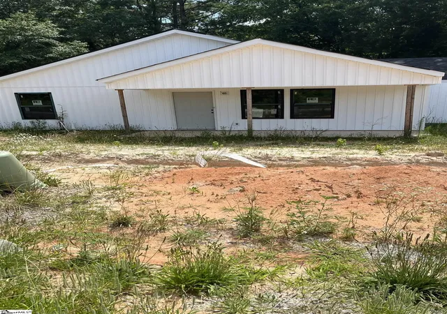 Photo 2 of Single family home for sale at 222 Brandi Ln, Clinton, SC 29325 | MLS# 1596419 | Listing updated on 2026-09-01
