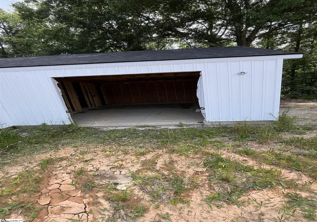 Photo 3 of Single family home for sale at 222 Brandi Ln, Clinton, SC 29325 | MLS# 1596419 | Listing updated on 2026-09-01