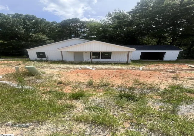 Photo 3 of Single family home for sale at 222 Brandi Ln, Clinton, SC 29325 | MLS# 1596419 | Listing updated on 2026-09-01