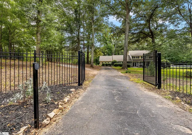 Photo 2 of Single family home for sale at 174 Green Lake Rd, Greenville, SC 29607 | MLS# 1598709 | Listing updated on 2026-09-17