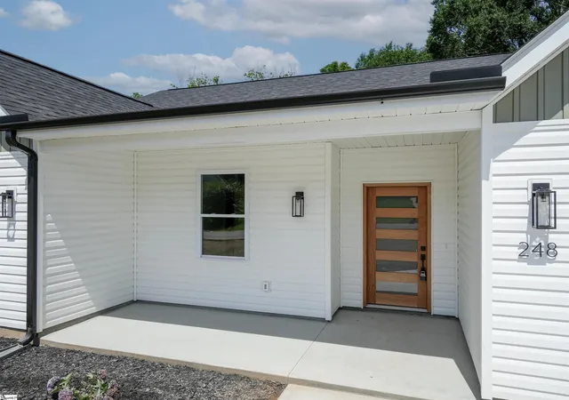 Photo 2 of Single family home for sale at 248 Queensbury Wy, Spartanburg, SC 29302 | MLS# 1594841 | Listing updated on 2026-09-16