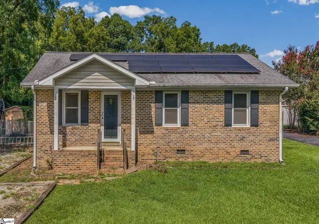 Photo 1 of Single family home for sale at 202 Hilldale Ave, Laurens, SC 29360 | MLS# 1601125 | Listing updated on 2026-09-04