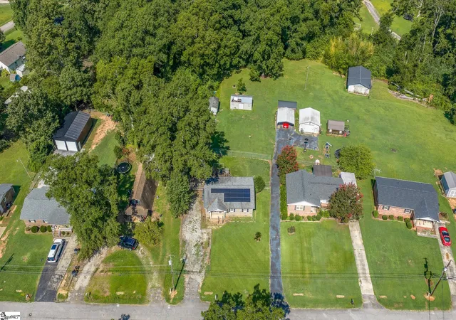 Photo 4 of Single family home for sale at 202 Hilldale Ave, Laurens, SC 29360 | MLS# 1601125 | Listing updated on 2026-09-04