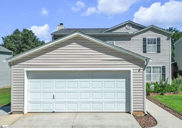 Photo 1 of Single family home for sale at 15 Willow Bend Dr, Taylors, SC 29687 | MLS# 1593932 | Listing updated on 2026-08-22