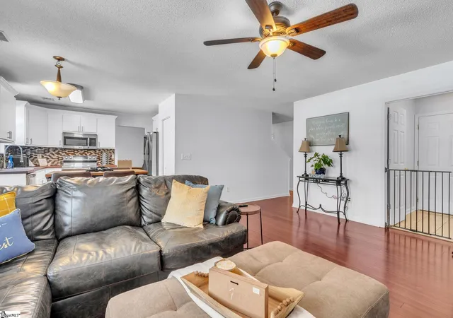 Photo 3 of Single family home for sale at 15 Willow Bend Dr, Taylors, SC 29687 | MLS# 1593932 | Listing updated on 2026-08-22