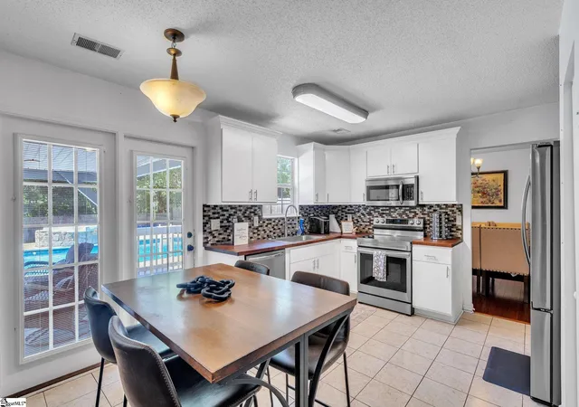 Photo 4 of Single family home for sale at 15 Willow Bend Dr, Taylors, SC 29687 | MLS# 1593932 | Listing updated on 2026-08-22