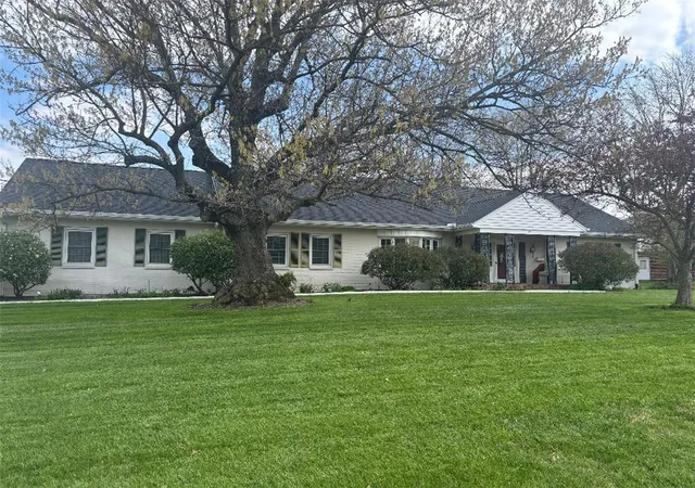1st image of 379 Virginia Cir, Wilmington, OH 45177 | MLS# 945443