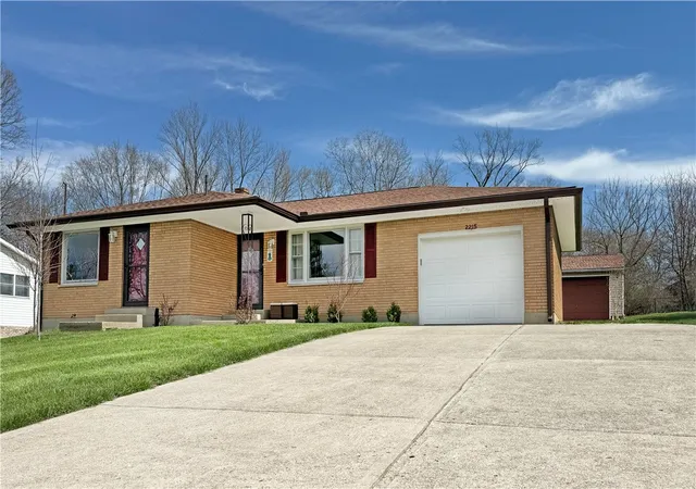 Photo 1 of Single family home for sale at 2215 Wellington Rd, Middletown, OH 45044 | MLS# 954649 | Listing updated on 2026-03-29