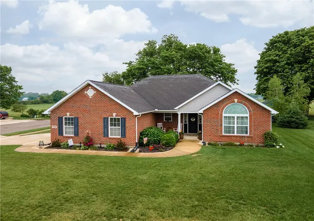 Photo 4 of Sale Pending at 725 Loxley Ln, Troy, OH 45373 | MLS# 955100 | Listing updated on 2026-08-27