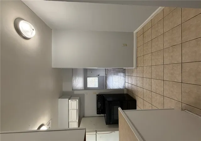 Listing Photo 4 - Condo for sale in building located at 708 Oxford Ave, Dayton, OH 45402