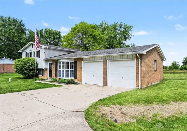 Photo 3 of Sale Pending at 5884 Troy Rd, Springfield, OH 45502 | MLS# 958690 | Listing updated on 2026-06-21