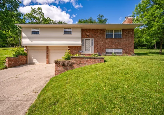 Homes for sale in Miamisburg, OH | 860 Lea Castle Pl, Miamisburg, OH 45342 | MLS# 959262