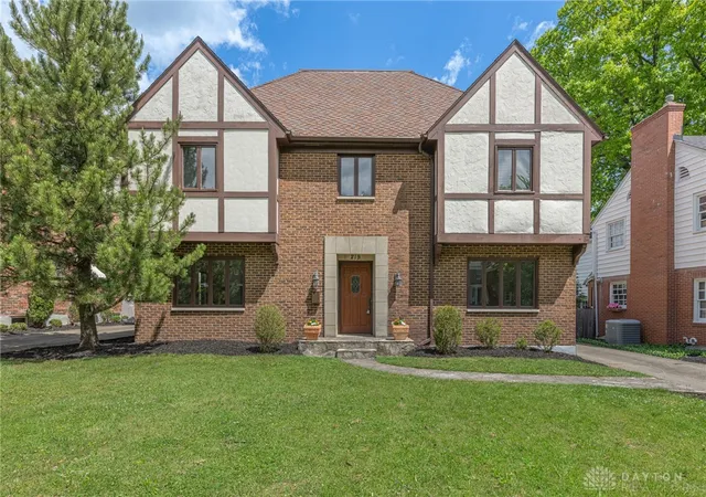 Homes for sale in Oakwood, OH | 215 Beverly Pl, Oakwood, OH 45419 | MLS# 959194