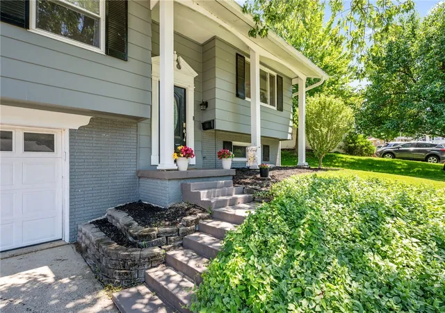 Homes for sale in West Carrollton, OH | 337 Graceland Dr, West Carrollton, OH 45449 | MLS# 960387
