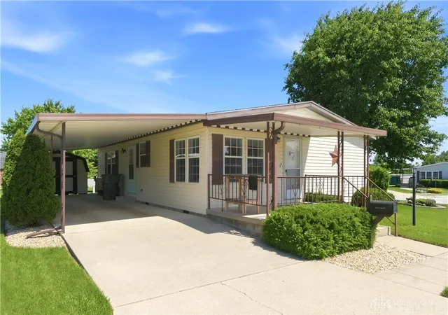 Homes for sale in Fairborn, OH | 306 Village Ct, Fairborn, OH 45324 | MLS# 960364