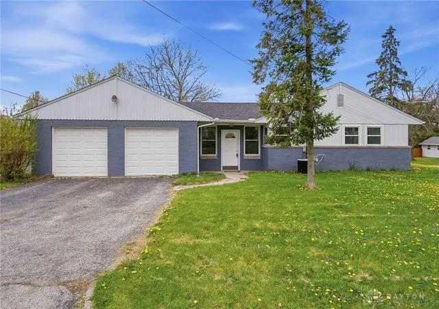 Homes for sale in Bellefontaine, OH | 818 Brookwood Dr, Bellefontaine, OH 43311 | MLS# 961074