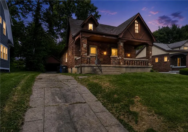 1st image of 521 W Parkwood Dr, Dayton, OH 45405 | MLS# 960565