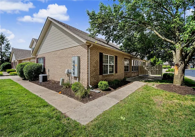 Homes for sale in Clayton, OH | 5051 Twin Lakes Cir, Clayton, OH 45315 | MLS# 961693