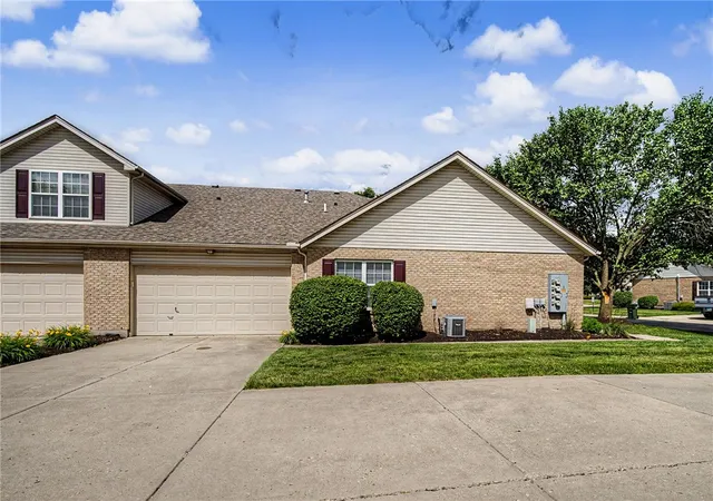 Homes for sale in Clayton, OH | 5051 Twin Lakes Cir, Clayton, OH 45315 | MLS# 961693