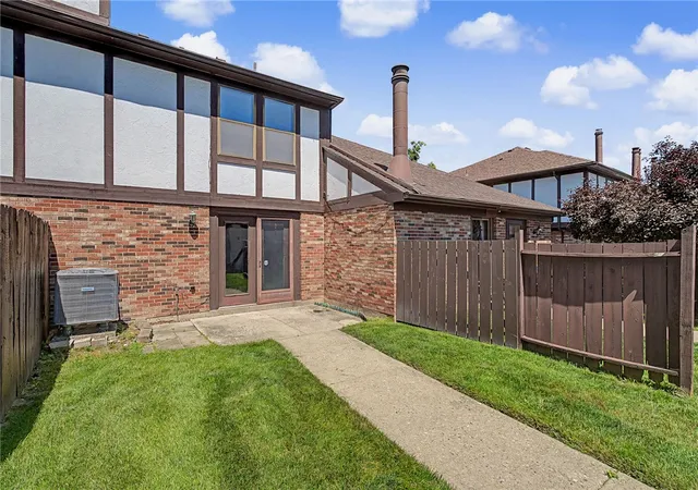 Listing Photo 2 - Condo for sale in building located at 5562 Cobblegate Dr, Dayton, OH 45449 - Unit #