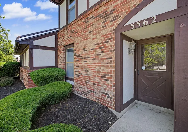 Listing Photo 3 - Condo for sale in building located at 5562 Cobblegate Dr, Dayton, OH 45449
