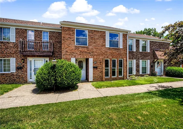 Listing Photo 3 - Condo for sale in building located at 3204 Roanoke Ct, Fairborn, OH 45324