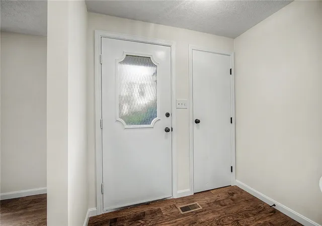 Listing Photo 5 - Condo for sale in building located at 3204 Roanoke Ct, Fairborn, OH 45324