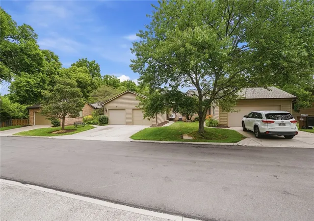 Photo 3 of Condo for sale at 40 Rolling Hills Dr, Cincinnati, OH 45215 | MLS# 962317 | Listing updated on 2026-08-27