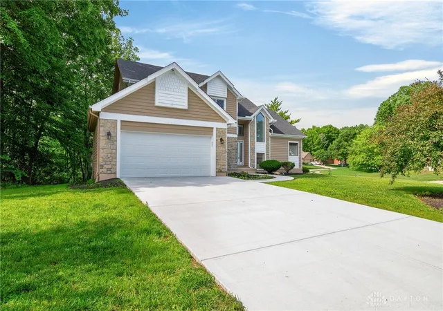 Homes for sale in Springboro, OH | 811 Wind Bluff Pt, Springboro, OH 45066 | MLS# 962984