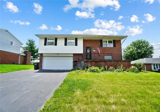 Homes for sale in Dayton, OH | 4544 College View Dr, Dayton, OH 45417 | MLS# 963144