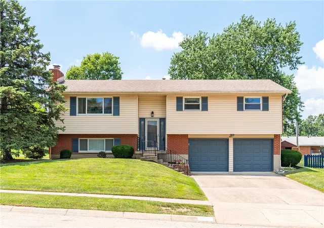 1st image of 827 Moon Ct, Miamisburg, OH 45342 | MLS# 963383