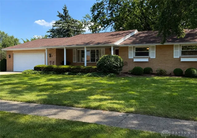 Homes for sale in Englewood, OH | 520 Berkshire Cir, Englewood, OH 45322 | MLS# 963450