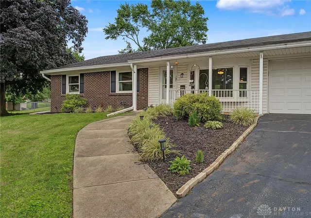 Homes for sale in Bellbrook, OH | 1545 Gunther Dr, Bellbrook, OH 45305 | MLS# 963727