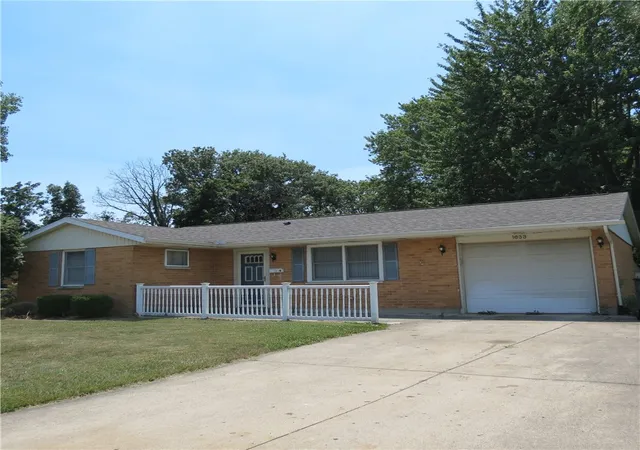Homes for sale in Sidney, OH | 1633 Fair Oaks Dr, Sidney, OH 45365 | MLS# 964012